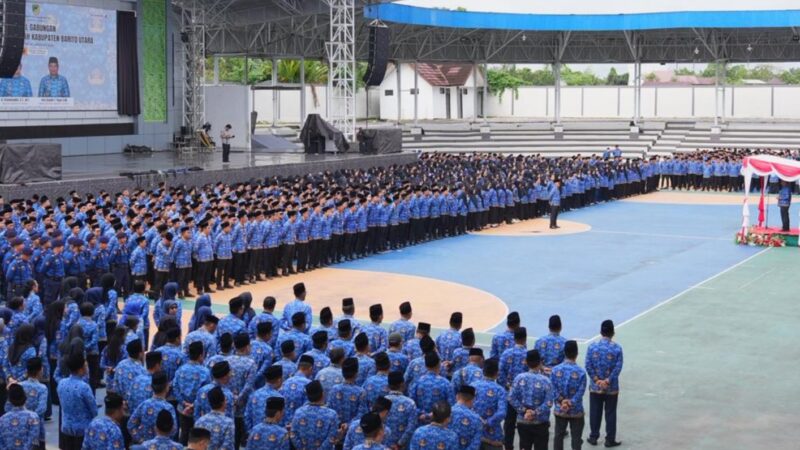 Ratusan Aparatur Sipil Negara (ASN) Kabupaten Barito Utara mengikuti apel gabungan awal tahun yang dipimpin Bupati Barito Utara H. Shalahuddin di Arena Tiara Batara, Muara Teweh, Jumat, 2 Januari 2026.