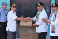 upati Barito Utara H. Shalahuddin, S.T., M.T. didampingi Wakil Bupati Barito Utara Felix Sonadie Y. Tingan, A.Md menyerahkan secara simbolis bantuan perangkat Smart Board dan internet satelit Starlink kepada pihak SMP Negeri 1 Benangin di Kecamatan Teweh Timur, Rabu (15/1/2026).