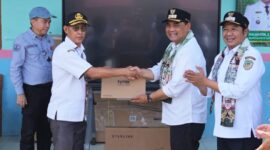 upati Barito Utara H. Shalahuddin, S.T., M.T. didampingi Wakil Bupati Barito Utara Felix Sonadie Y. Tingan, A.Md menyerahkan secara simbolis bantuan perangkat Smart Board dan internet satelit Starlink kepada pihak SMP Negeri 1 Benangin di Kecamatan Teweh Timur, Rabu (15/1/2026).