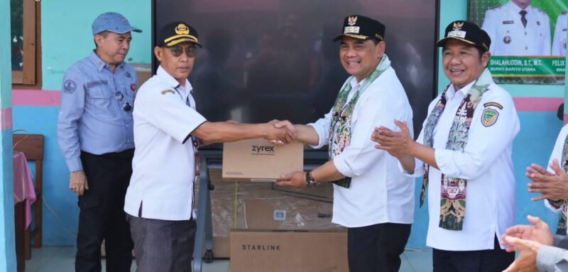 upati Barito Utara H. Shalahuddin, S.T., M.T. didampingi Wakil Bupati Barito Utara Felix Sonadie Y. Tingan, A.Md menyerahkan secara simbolis bantuan perangkat Smart Board dan internet satelit Starlink kepada pihak SMP Negeri 1 Benangin di Kecamatan Teweh Timur, Rabu (15/1/2026).