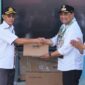 upati Barito Utara H. Shalahuddin, S.T., M.T. didampingi Wakil Bupati Barito Utara Felix Sonadie Y. Tingan, A.Md menyerahkan secara simbolis bantuan perangkat Smart Board dan internet satelit Starlink kepada pihak SMP Negeri 1 Benangin di Kecamatan Teweh Timur, Rabu (15/1/2026).