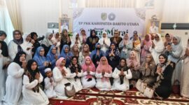 Ketua TP PKK Kabupaten Barito Utara bersama pengurus dan kader PKK berfoto usai Peringatan Isra Mi’raj Nabi Muhammad SAW 1447 Hijriah/2026 Masehi di Aula Rumah Jabatan Bupati Barito Utara, Muara Teweh, Jumat (16/1/2026).