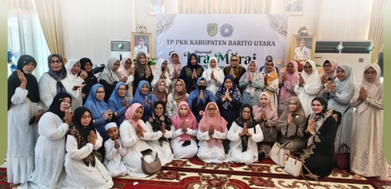 Ketua TP PKK Kabupaten Barito Utara bersama pengurus dan kader PKK berfoto usai Peringatan Isra Mi’raj Nabi Muhammad SAW 1447 Hijriah/2026 Masehi di Aula Rumah Jabatan Bupati Barito Utara, Muara Teweh, Jumat (16/1/2026).