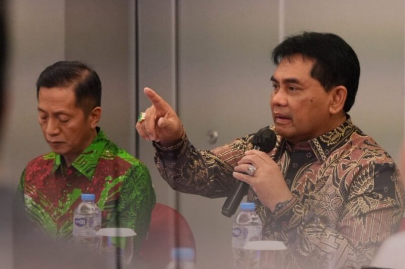 Bupati Barito Utara, H. Shalahuddin, S.T., M.T., memberikan arahan saat memimpin rapat konsolidasi teknis percepatan finalisasi desain Jembatan Sikan-Tumpung Laung, Jembatan Lemo, dan Jembatan Lahei di Jakarta, Kamis (22/1/2026).