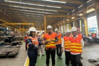 Wakil Bupati Barito Utara Felix Sonadie Y. Tingan, A.Md bersama rombongan meninjau fasilitas workshop dan Welding Training Center PT Sanggar Sarana Baja dalam rangka penjajakan kerja sama pembentukan Balai Latihan Kerja (BLK) di Tangerang, Provinsi Banten, Rabu (21/1/2026).