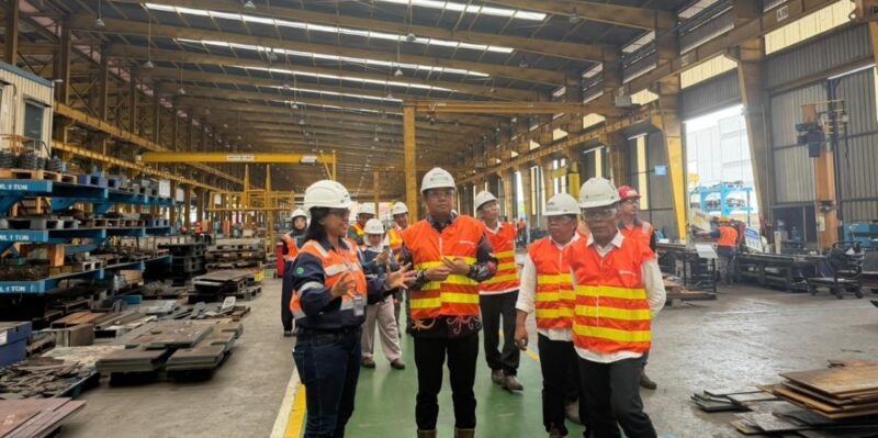 Wakil Bupati Barito Utara Felix Sonadie Y. Tingan, A.Md bersama rombongan meninjau fasilitas workshop dan Welding Training Center PT Sanggar Sarana Baja dalam rangka penjajakan kerja sama pembentukan Balai Latihan Kerja (BLK) di Tangerang, Provinsi Banten, Rabu (21/1/2026).