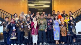 Bupati Barito Utara H. Shalahuddin, Wakil Bupati Felix Sonadie Y. Tingan, dan jajaran pejabat serta peserta usai mengikuti Training ESQ Leadership Batch 2 Pemerintah Kabupaten Barito Utara di Menara 165, Jakarta, Senin (26/1/2026).