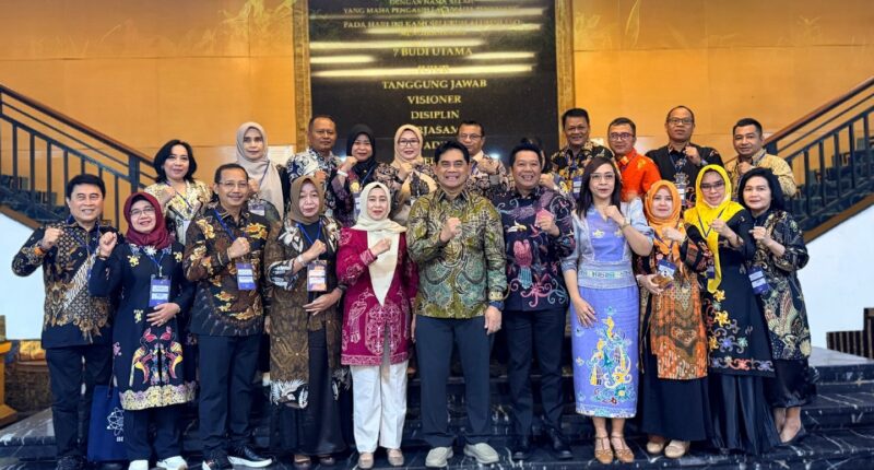 Bupati Barito Utara H. Shalahuddin, Wakil Bupati Felix Sonadie Y. Tingan, dan jajaran pejabat serta peserta usai mengikuti Training ESQ Leadership Batch 2 Pemerintah Kabupaten Barito Utara di Menara 165, Jakarta, Senin (26/1/2026).