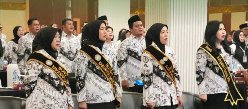 ketua Bunda Guru Kabupaten Barito Utara Hj. Maya Savitri Shalahuddin bersama jajaran PGRI menghadiri pembukaan Konferensi Kerja Provinsi (Konkerprov) PGRI Kalimantan Tengah Tahun 2026 di Hotel Aurila, Palangka Raya, Jumat, 30 Januari 2026.