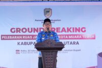 Bupati Barito Utara H. Shalahuddin, S.T., M.T. menyampaikan sambutan pada kegiatan groundbreaking pelebaran ruas jalan dalam Kota Muara Teweh di halaman Rumah Jabatan Bupati Barito Utara, Rabu (18/2/2026).