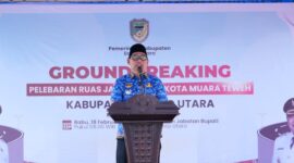 Bupati Barito Utara H. Shalahuddin, S.T., M.T. menyampaikan sambutan pada kegiatan groundbreaking pelebaran ruas jalan dalam Kota Muara Teweh di halaman Rumah Jabatan Bupati Barito Utara, Rabu (18/2/2026).