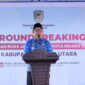Bupati Barito Utara H. Shalahuddin, S.T., M.T. menyampaikan sambutan pada kegiatan groundbreaking pelebaran ruas jalan dalam Kota Muara Teweh di halaman Rumah Jabatan Bupati Barito Utara, Rabu (18/2/2026).