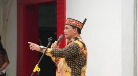 Bupati Barito Utara H. Shalahuddin, S.T., M.T. menyampaikan arahan saat apel pagi bersama jajaran Dinas Perumahan Rakyat, Kawasan Permukiman dan Pertanahan (Perkimtan) Kabupaten Barito Utara di Muara Teweh, Kamis (12/2/2026).