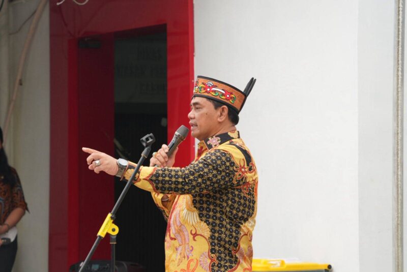 Bupati Barito Utara H. Shalahuddin, S.T., M.T. menyampaikan arahan saat apel pagi bersama jajaran Dinas Perumahan Rakyat, Kawasan Permukiman dan Pertanahan (Perkimtan) Kabupaten Barito Utara di Muara Teweh, Kamis (12/2/2026).