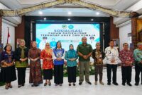 Ketua TP PKK Kabupaten Barito Utara Hj. Maya Savitri Shalahuddin bersama narasumber dan peserta berfoto bersama usai Sosialisasi Paham Radikalisme terhadap Anak dan Remaja di Gedung Balai Antang, Muara Teweh, 19 Februari 2026.