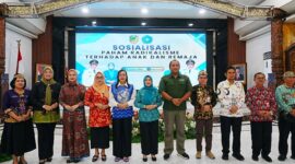 Ketua TP PKK Kabupaten Barito Utara Hj. Maya Savitri Shalahuddin bersama narasumber dan peserta berfoto bersama usai Sosialisasi Paham Radikalisme terhadap Anak dan Remaja di Gedung Balai Antang, Muara Teweh, 19 Februari 2026.