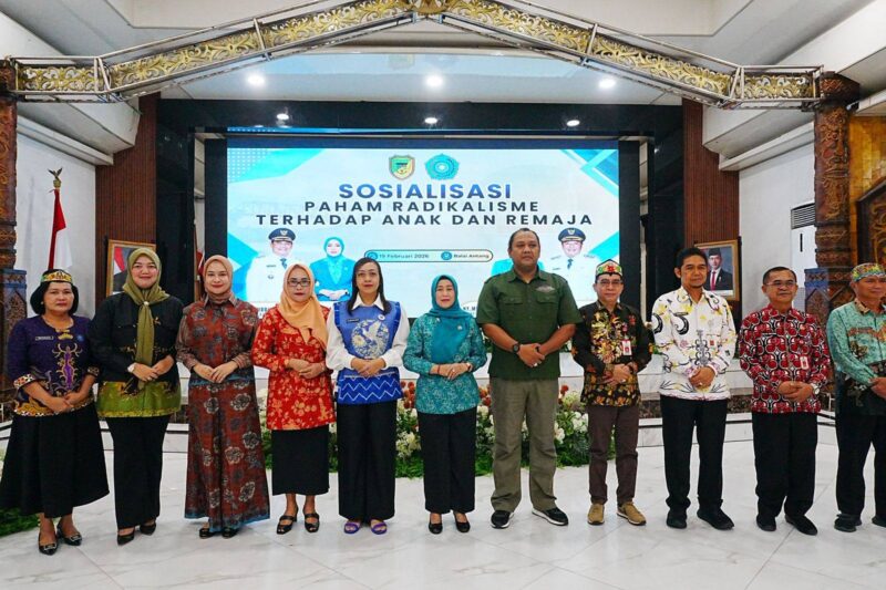 Ketua TP PKK Kabupaten Barito Utara Hj. Maya Savitri Shalahuddin bersama narasumber dan peserta berfoto bersama usai Sosialisasi Paham Radikalisme terhadap Anak dan Remaja di Gedung Balai Antang, Muara Teweh, 19 Februari 2026.