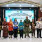 Ketua TP PKK Kabupaten Barito Utara Hj. Maya Savitri Shalahuddin bersama narasumber dan peserta berfoto bersama usai Sosialisasi Paham Radikalisme terhadap Anak dan Remaja di Gedung Balai Antang, Muara Teweh, 19 Februari 2026.