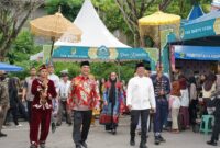 Bupati Barito Utara H. Shalahuddin, S.T., M.T. bersama Wakil Bupati Felix Sonadie Y. Tingan, A.Md meninjau lapak pedagang usai membuka Pasar Wadai Ramadan 1447 H/2026 M di Jalan Imam Bonjol, depan Masjid Raya Shiratal Mustaqim, Muara Teweh, Kamis (19/2/2026).