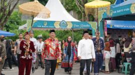 Bupati Barito Utara H. Shalahuddin, S.T., M.T. bersama Wakil Bupati Felix Sonadie Y. Tingan, A.Md meninjau lapak pedagang usai membuka Pasar Wadai Ramadan 1447 H/2026 M di Jalan Imam Bonjol, depan Masjid Raya Shiratal Mustaqim, Muara Teweh, Kamis (19/2/2026).