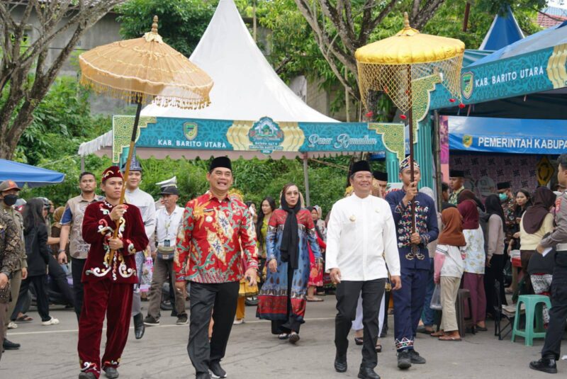 Bupati Barito Utara H. Shalahuddin, S.T., M.T. bersama Wakil Bupati Felix Sonadie Y. Tingan, A.Md meninjau lapak pedagang usai membuka Pasar Wadai Ramadan 1447 H/2026 M di Jalan Imam Bonjol, depan Masjid Raya Shiratal Mustaqim, Muara Teweh, Kamis (19/2/2026).