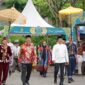 Bupati Barito Utara H. Shalahuddin, S.T., M.T. bersama Wakil Bupati Felix Sonadie Y. Tingan, A.Md meninjau lapak pedagang usai membuka Pasar Wadai Ramadan 1447 H/2026 M di Jalan Imam Bonjol, depan Masjid Raya Shiratal Mustaqim, Muara Teweh, Kamis (19/2/2026).