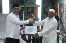 Bupati Barito Utara H. Shalahuddin, S.T., M.T. menyerahkan hibah secara simbolis sebesar Rp1 miliar kepada pengurus Masjid Ulul Albab pada kegiatan Safari Ramadan 1447 H/2026 M di Desa Benangin, Kecamatan Teweh Timur, Kamis (26/2/2026).