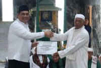Bupati Barito Utara H. Shalahuddin, S.T., M.T. menyerahkan hibah secara simbolis sebesar Rp1 miliar kepada pengurus Masjid Ulul Albab pada kegiatan Safari Ramadan 1447 H/2026 M di Desa Benangin, Kecamatan Teweh Timur, Kamis (26/2/2026).