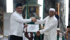Bupati Barito Utara H. Shalahuddin, S.T., M.T. menyerahkan hibah secara simbolis sebesar Rp1 miliar kepada pengurus Masjid Ulul Albab pada kegiatan Safari Ramadan 1447 H/2026 M di Desa Benangin, Kecamatan Teweh Timur, Kamis (26/2/2026).