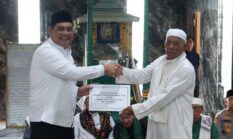 Bupati Barito Utara Serahkan Hibah Rp1 Miliar untuk Masjid Ulul Albab saat Safari Ramadan di Benangin