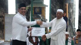 Bupati Barito Utara H. Shalahuddin, S.T., M.T. menyerahkan hibah secara simbolis sebesar Rp1 miliar kepada pengurus Masjid Ulul Albab pada kegiatan Safari Ramadan 1447 H/2026 M di Desa Benangin, Kecamatan Teweh Timur, Kamis (26/2/2026).