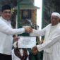 Bupati Barito Utara H. Shalahuddin, S.T., M.T. menyerahkan hibah secara simbolis sebesar Rp1 miliar kepada pengurus Masjid Ulul Albab pada kegiatan Safari Ramadan 1447 H/2026 M di Desa Benangin, Kecamatan Teweh Timur, Kamis (26/2/2026).