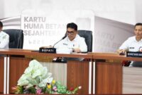 Bupati Barito Utara Shalahuddin didampingi Wakil Bupati Felix Sonadie Y Tingan dan Sekretaris Daerah Muhlis saat Rapat Validasi Penerima Kartu Huma Betang Sejahtera, 