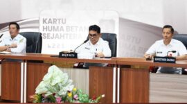 Bupati Barito Utara Shalahuddin didampingi Wakil Bupati Felix Sonadie Y Tingan dan Sekretaris Daerah Muhlis saat Rapat Validasi Penerima Kartu Huma Betang Sejahtera, 