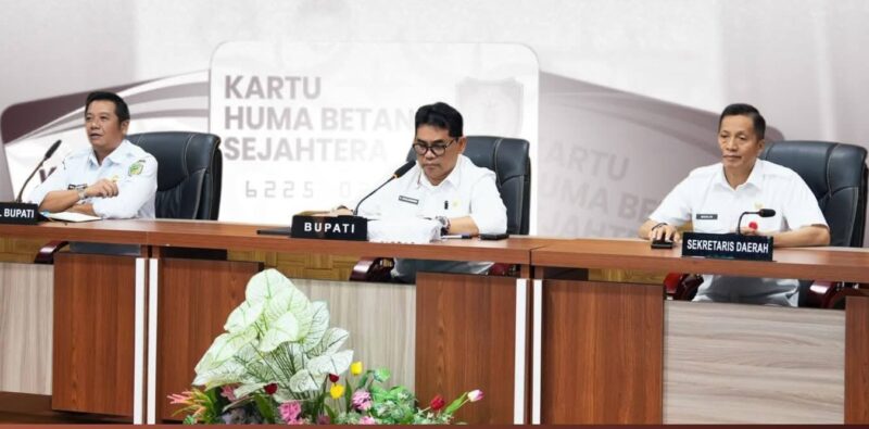 Bupati Barito Utara Shalahuddin didampingi Wakil Bupati Felix Sonadie Y Tingan dan Sekretaris Daerah Muhlis saat Rapat Validasi Penerima Kartu Huma Betang Sejahtera, 