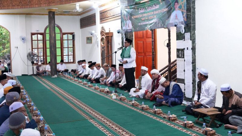 Bupati Barito Utara H. Shalahuddin, S.T., M.T. menyampaikan sambutan pada kegiatan Safari Ramadan 1447 H/2026 M Pemerintah Kabupaten Barito Utara di Masjid Akhmad Bakrie, Desa Sikui, Kecamatan Teweh Baru, Senin (9/3/2026).