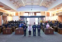 Bupati Barito Utara H. Shalahuddin, S.T., M.T. didampingi Wakil Bupati Felix Sonadie Y. Tingan, A.Md, pimpinan DPRD, anggota dewan, dan jajaran Pemerintah Kabupaten Barito Utara, foto bersama usai Rapat Paripurna IV Masa Sidang II terkait persetujuan Raperda RPJMD 2025–2029 di gedung DPRD Barito Utara, Muara Teweh, Selasa (10/3/2026).