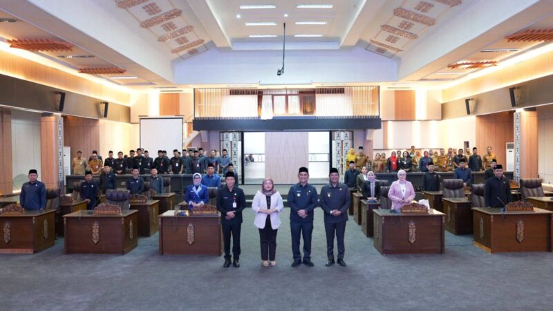 Bupati Barito Utara H. Shalahuddin, S.T., M.T. didampingi Wakil Bupati Felix Sonadie Y. Tingan, A.Md, pimpinan DPRD, anggota dewan, dan jajaran Pemerintah Kabupaten Barito Utara, foto bersama usai Rapat Paripurna IV Masa Sidang II terkait persetujuan Raperda RPJMD 2025–2029 di gedung DPRD Barito Utara, Muara Teweh, Selasa (10/3/2026).
