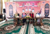 Ketua Dekranasda Barito Utara, Hj. Maya Savitri Shalahuddin, bersama Ketua GOW Barito Utara, Mira Apriyantinada Felix Y. Tingan, Ketua DWP Barito Utara, Marsiana Muhlis, dan Sekretaris TP PKK Barito Utara, Hj. Zamiatul Rosidah, foto bersama usai mengikuti kegiatan Kick Off Road to HUT Dekranas ke-46 Tahun 2026 secara virtual di Rumah Jabatan Bupati Barito Utara, Muara Teweh, Kamis (12/3/2026).