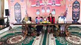 Ketua Dekranasda Barito Utara, Hj. Maya Savitri Shalahuddin, bersama Ketua GOW Barito Utara, Mira Apriyantinada Felix Y. Tingan, Ketua DWP Barito Utara, Marsiana Muhlis, dan Sekretaris TP PKK Barito Utara, Hj. Zamiatul Rosidah, foto bersama usai mengikuti kegiatan Kick Off Road to HUT Dekranas ke-46 Tahun 2026 secara virtual di Rumah Jabatan Bupati Barito Utara, Muara Teweh, Kamis (12/3/2026).