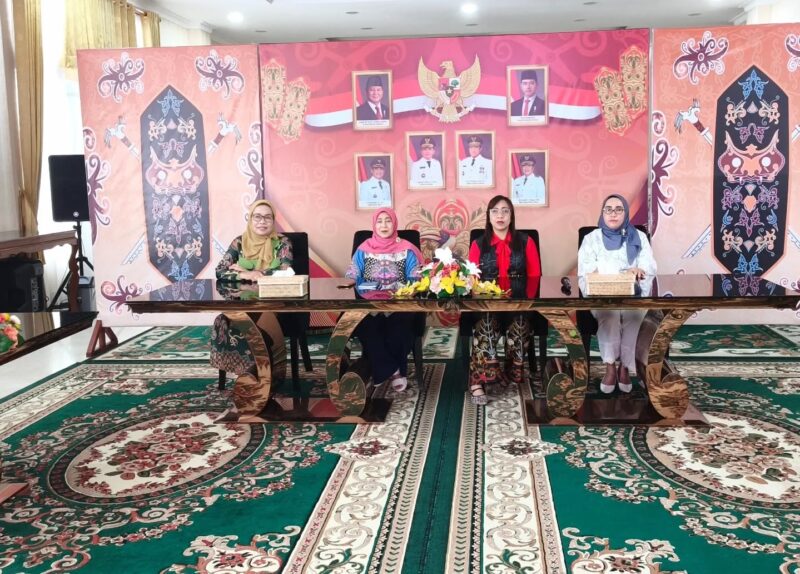 Ketua Dekranasda Barito Utara, Hj. Maya Savitri Shalahuddin, bersama Ketua GOW Barito Utara, Mira Apriyantinada Felix Y. Tingan, Ketua DWP Barito Utara, Marsiana Muhlis, dan Sekretaris TP PKK Barito Utara, Hj. Zamiatul Rosidah, foto bersama usai mengikuti kegiatan Kick Off Road to HUT Dekranas ke-46 Tahun 2026 secara virtual di Rumah Jabatan Bupati Barito Utara, Muara Teweh, Kamis (12/3/2026).