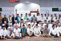 Bupati Barito Utara H. Shalahuddin, S.T., M.T. didampingi Wakil Bupati Felix Sonadie Y. Tingan, A.Md, Sekretaris Daerah Drs. Muhlis, M.A.P., unsur Forkopimda, tokoh agama, dan masyarakat, foto bersama usai Safari Ramadan di Desa Batu Raya, Kecamatan Gunung Timang, Rabu (11/3/2026).