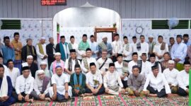 Bupati Barito Utara H. Shalahuddin, S.T., M.T. didampingi Wakil Bupati Felix Sonadie Y. Tingan, A.Md, Sekretaris Daerah Drs. Muhlis, M.A.P., unsur Forkopimda, tokoh agama, dan masyarakat, foto bersama usai Safari Ramadan di Desa Batu Raya, Kecamatan Gunung Timang, Rabu (11/3/2026).