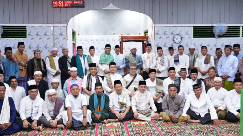 Bupati Barito Utara H. Shalahuddin, S.T., M.T. didampingi Wakil Bupati Felix Sonadie Y. Tingan, A.Md, Sekretaris Daerah Drs. Muhlis, M.A.P., unsur Forkopimda, tokoh agama, dan masyarakat, foto bersama usai Safari Ramadan di Desa Batu Raya, Kecamatan Gunung Timang, Rabu (11/3/2026).
