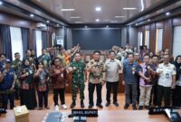 Bupati Barito Utara, H. Shalahuddin, didampingi Wakil Bupati Felix Sonadie Y. Tingan, Sekretaris Daerah Muhlis, serta jajaran Forkopimda dan perangkat daerah berfoto bersama usai memimpin rapat percepatan operasional Koperasi Desa/Kelurahan Merah Putih di Aula Setda Lantai I, Muara Teweh, Jumat (13/3/2026).