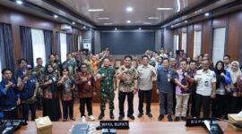 Bupati Barito Utara, H. Shalahuddin, didampingi Wakil Bupati Felix Sonadie Y. Tingan, Sekretaris Daerah Muhlis, serta jajaran Forkopimda dan perangkat daerah berfoto bersama usai memimpin rapat percepatan operasional Koperasi Desa/Kelurahan Merah Putih di Aula Setda Lantai I, Muara Teweh, Jumat (13/3/2026).