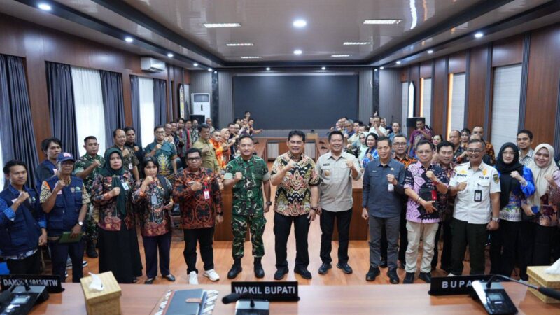 Bupati Barito Utara, H. Shalahuddin, didampingi Wakil Bupati Felix Sonadie Y. Tingan, Sekretaris Daerah Muhlis, serta jajaran Forkopimda dan perangkat daerah berfoto bersama usai memimpin rapat percepatan operasional Koperasi Desa/Kelurahan Merah Putih di Aula Setda Lantai I, Muara Teweh, Jumat (13/3/2026).