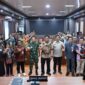 Bupati Barito Utara, H. Shalahuddin, didampingi Wakil Bupati Felix Sonadie Y. Tingan, Sekretaris Daerah Muhlis, serta jajaran Forkopimda dan perangkat daerah berfoto bersama usai memimpin rapat percepatan operasional Koperasi Desa/Kelurahan Merah Putih di Aula Setda Lantai I, Muara Teweh, Jumat (13/3/2026).