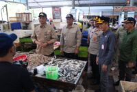 Bupati Barito Utara, H. Shalahuddin, didampingi Wakil Bupati Felix Sonadie Y. Tingan, Sekretaris Daerah Muhlis, serta jajaran Forkopimda melakukan peninjauan harga dan ketersediaan bahan pokok di Pasaryang ada di Muara Teweh, Jumat (13/3/2026).