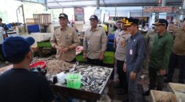 Bupati Barito Utara, H. Shalahuddin, didampingi Wakil Bupati Felix Sonadie Y. Tingan, Sekretaris Daerah Muhlis, serta jajaran Forkopimda melakukan peninjauan harga dan ketersediaan bahan pokok di Pasaryang ada di Muara Teweh, Jumat (13/3/2026).